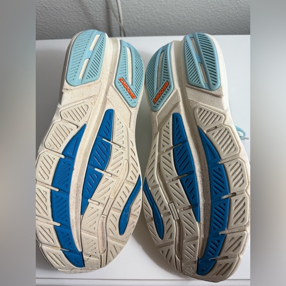 Athletic_Shoes